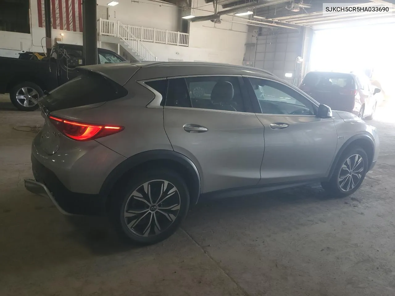 SJKCH5CR5HA033690 2017 Infiniti Qx30 Base