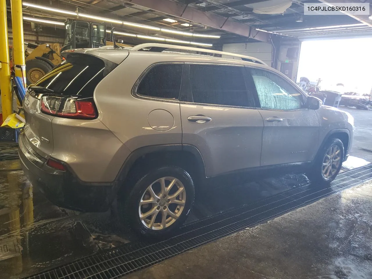 1C4PJLCB5KD160316 2019 Jeep Cherokee Latitude