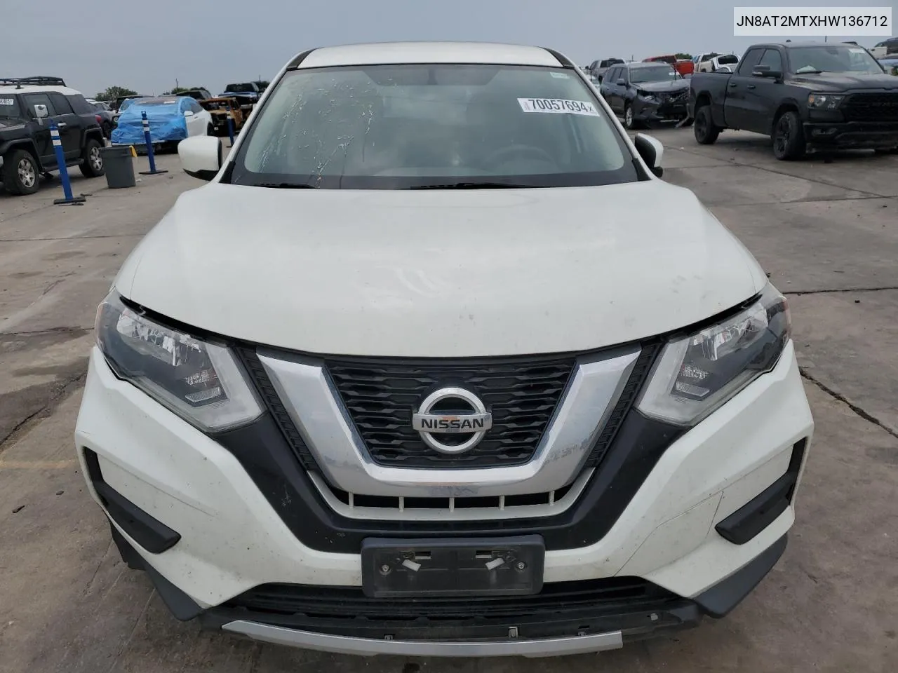 2017 Nissan Rogue S VIN: JN8AT2MTXHW136712 Lot: 70057694