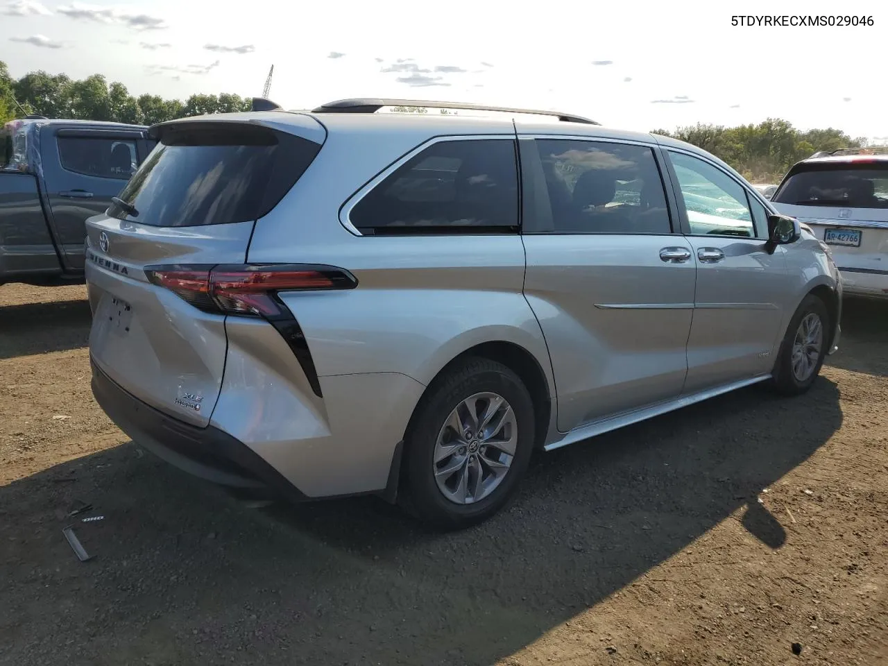 5TDYRKECXMS029046 2021 Toyota Sienna Xle