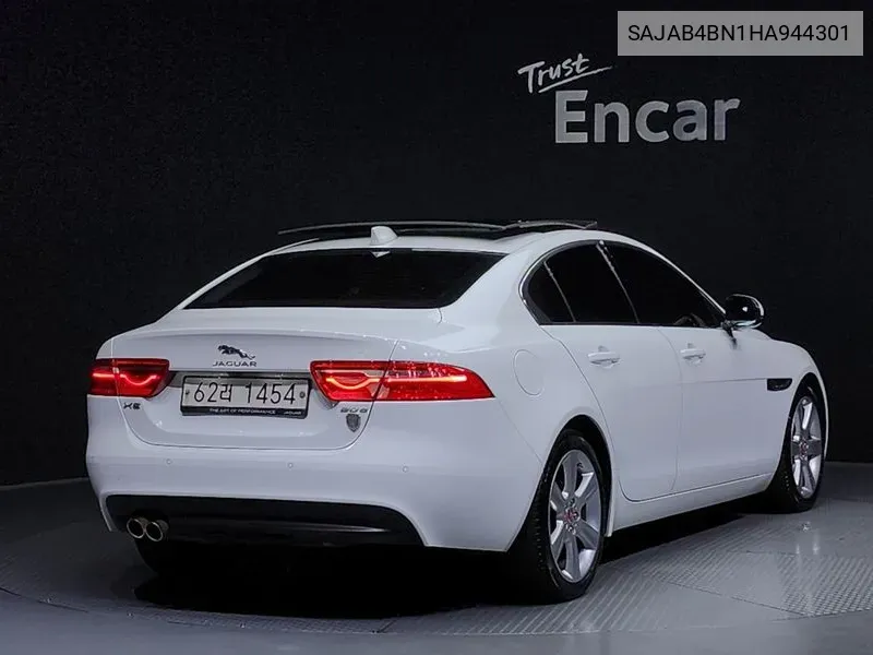 SAJAB4BN1HA944301 Jaguar Xe 20D Portfolio