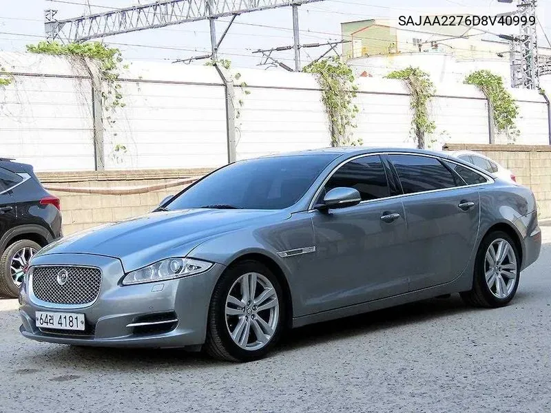 Jaguar Xj 3.0 Sc Premium Luxury Lwb, 2013 VIN: SAJAA2276D8V40999 Lot: 38145958